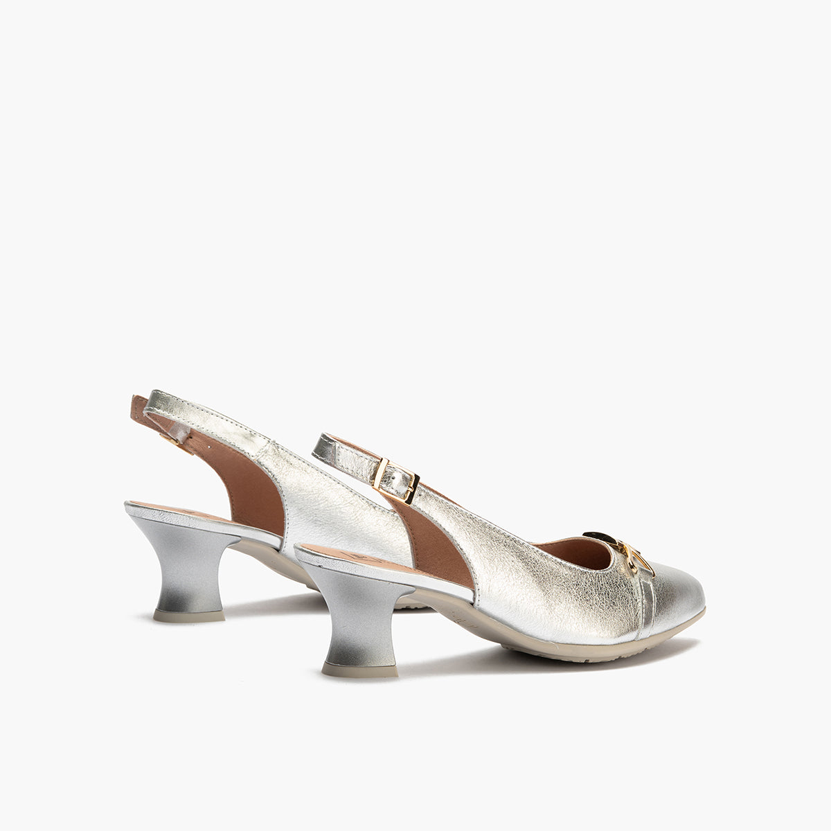 Zapato salón destalonado con tacón medio, con adorno y piel laminada Plata