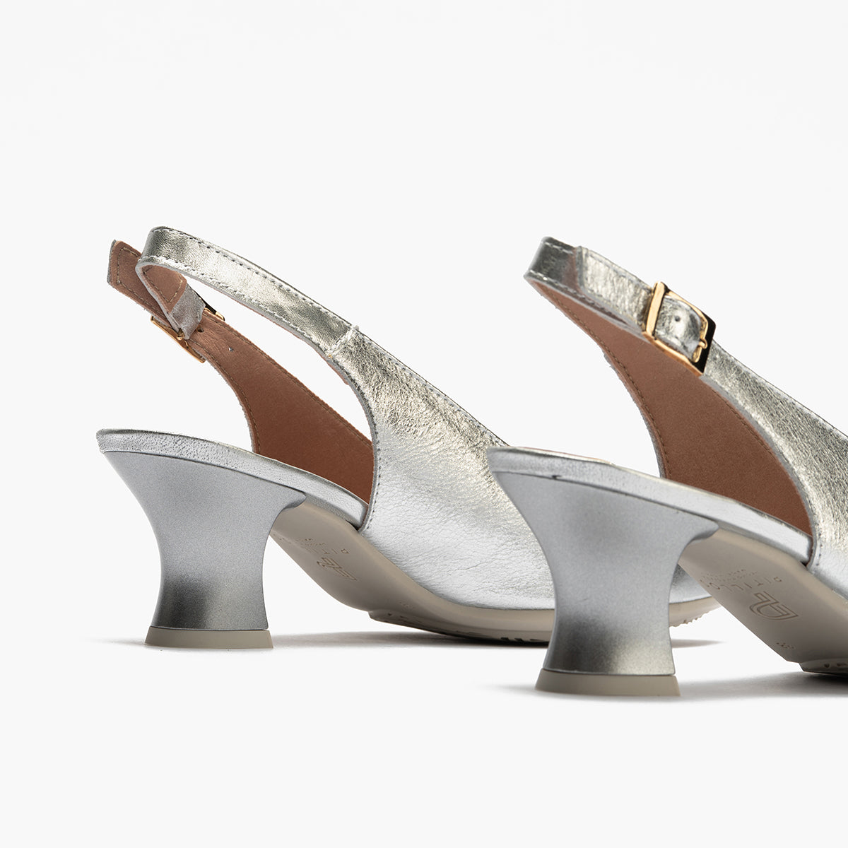Zapato salón destalonado con tacón medio, con adorno y piel laminada Plata