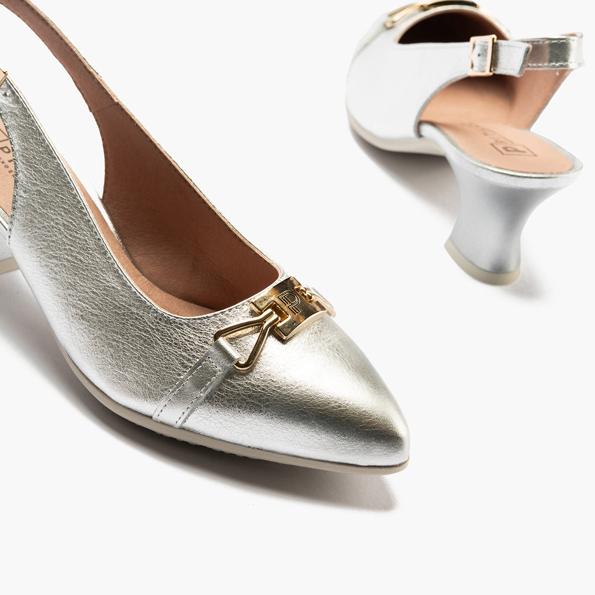 Zapato salón destalonado con tacón medio, con adorno y piel laminada Plata