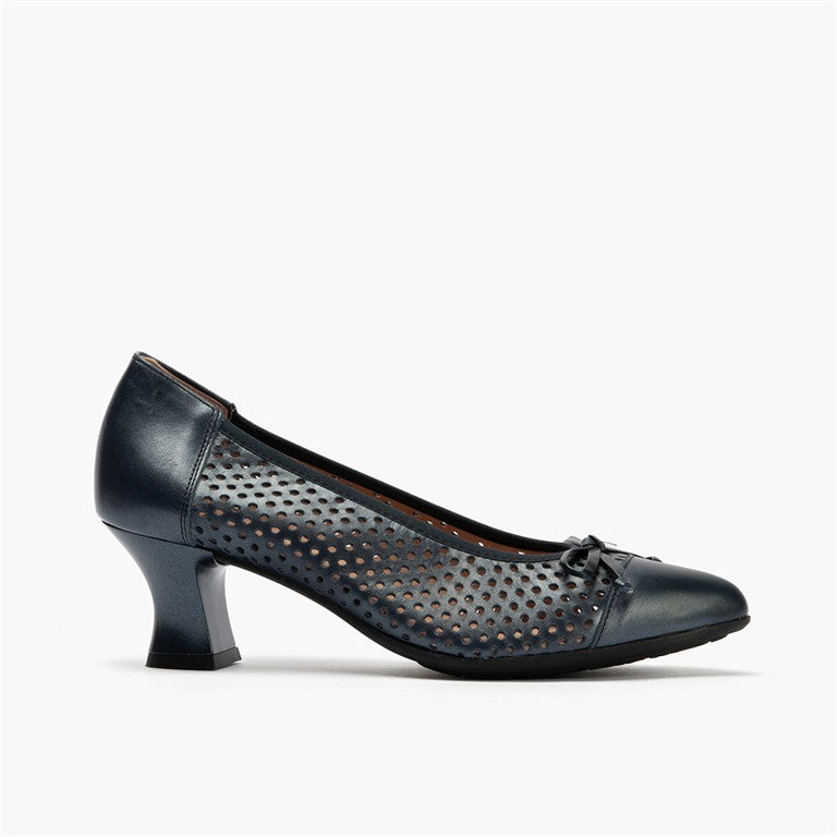 Zapato de salón con tacón medio, punta fina y adorno Marino