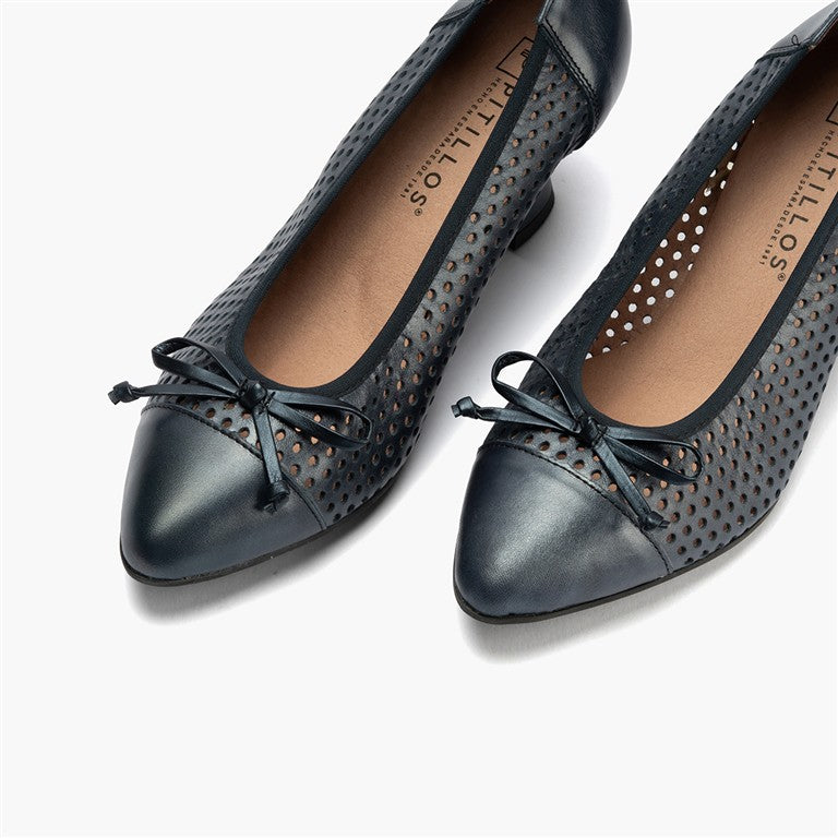 Zapato de salón con tacón medio, punta fina y adorno Marino