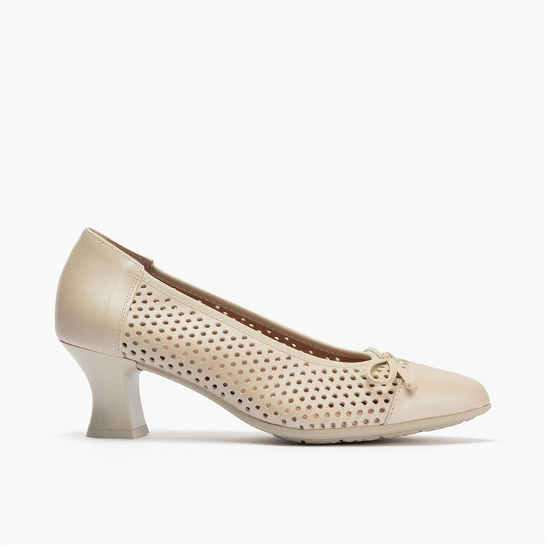 Zapato de salón con tacón medio, punta fina y adorno Oro
