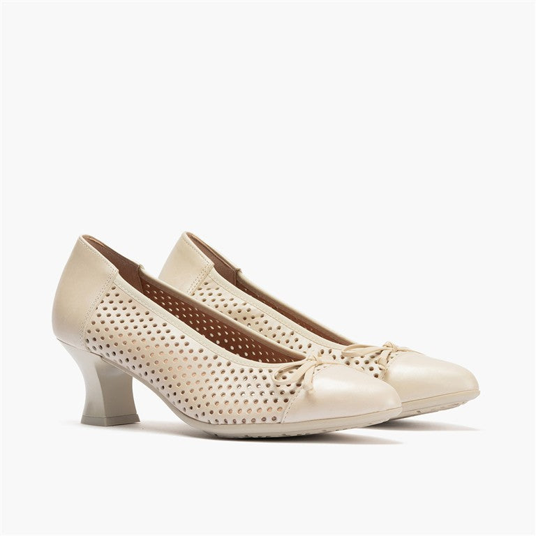 Zapato de salón con tacón medio, punta fina y adorno Oro