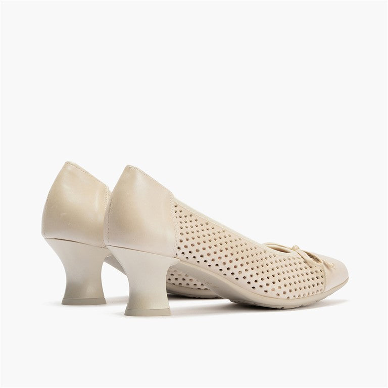 Zapato de salón con tacón medio, punta fina y adorno Oro