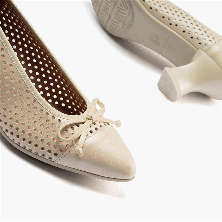 Zapato de salón con tacón medio, punta fina y adorno Oro