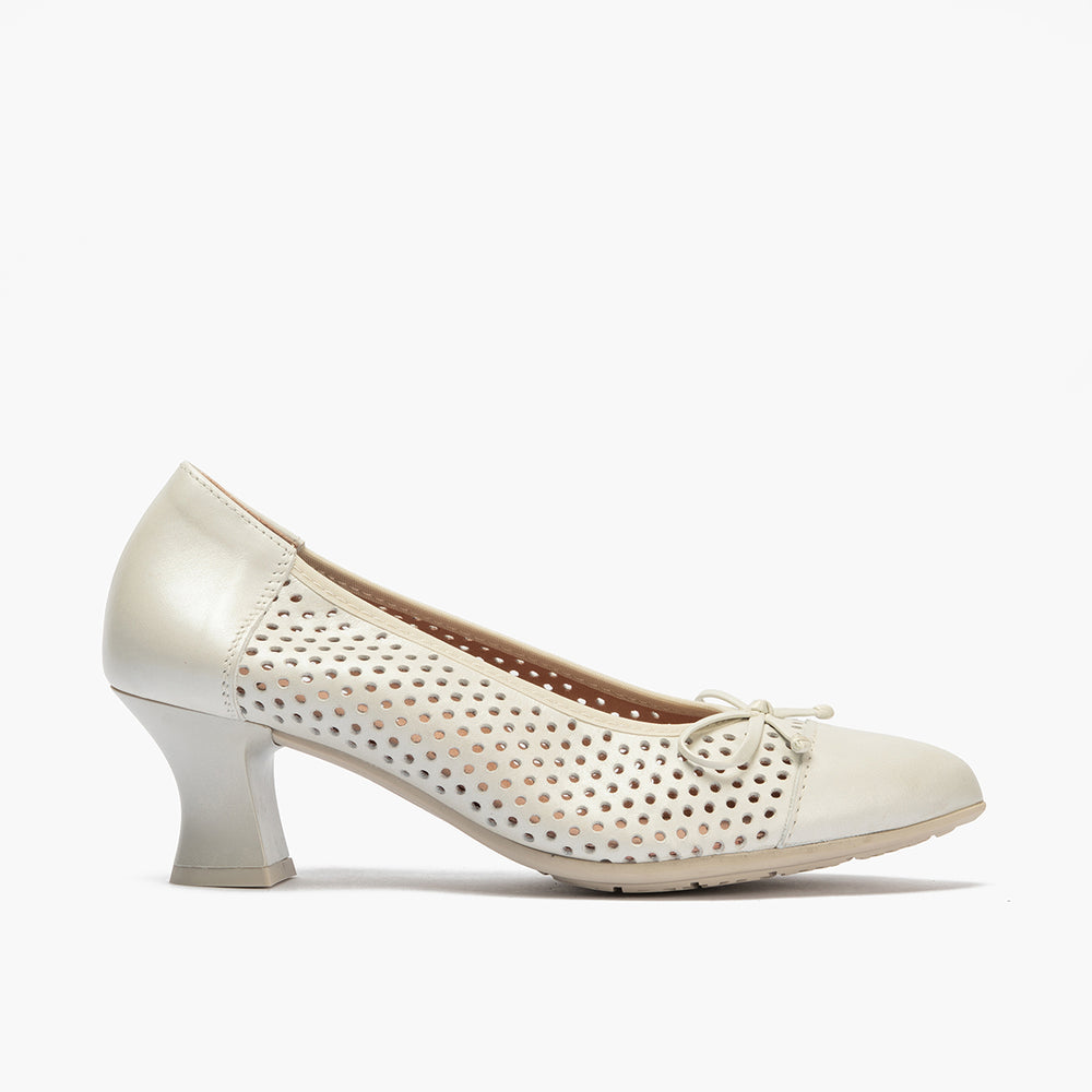 Zapato de salón con tacón medio, punta fina y adorno Plata