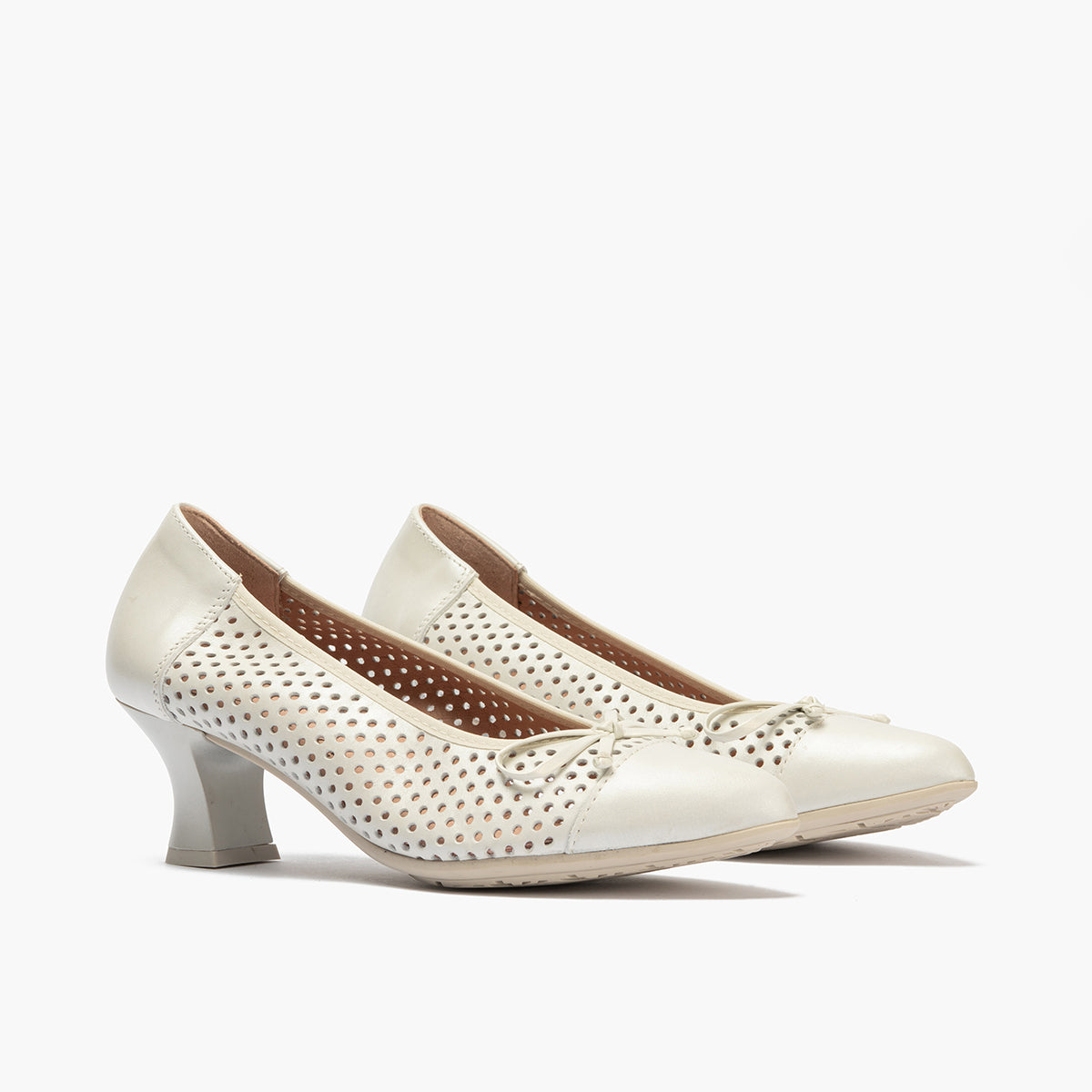 Zapato de salón con tacón medio, punta fina y adorno Plata