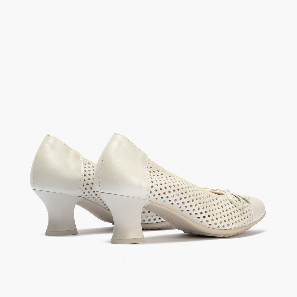 Zapato de salón con tacón medio, punta fina y adorno Plata