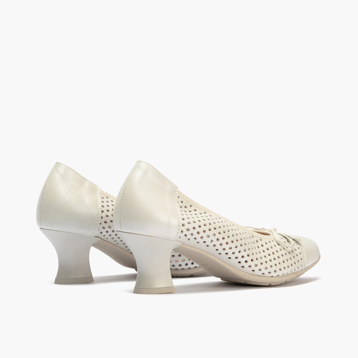 Zapato de salón con tacón medio, punta fina y adorno Plata