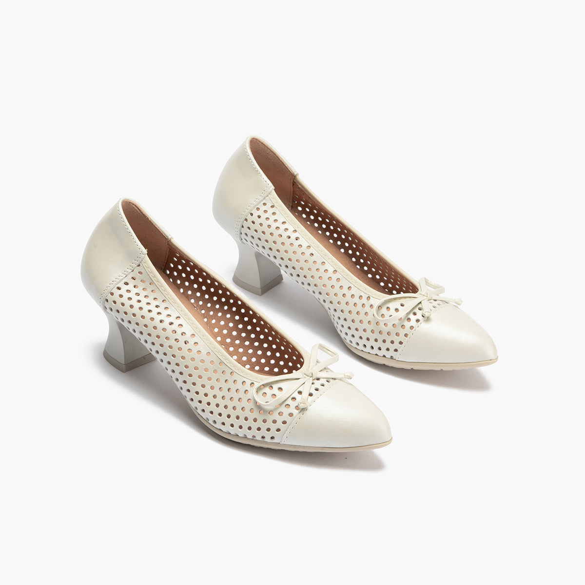 Zapato de salón con tacón medio, punta fina y adorno Plata