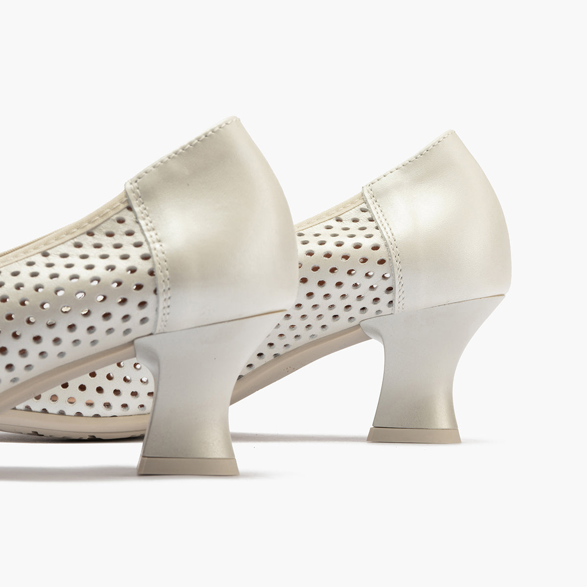 Zapato de salón con tacón medio, punta fina y adorno Plata