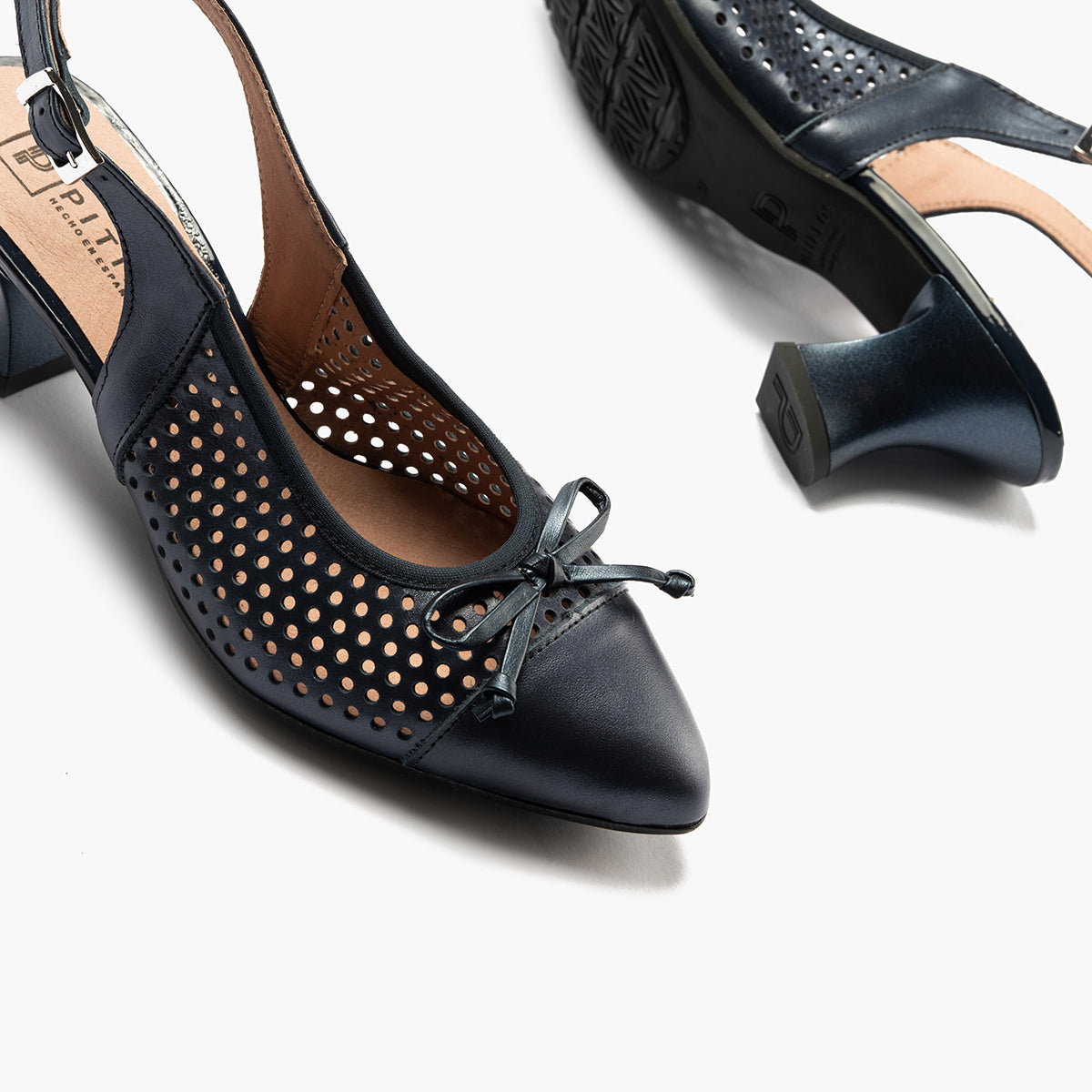 Zapato de salón con tacón medio, punta fina y pulsera Marino