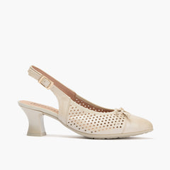 Zapato de salón con tacón medio, punta fina y pulsera Oro