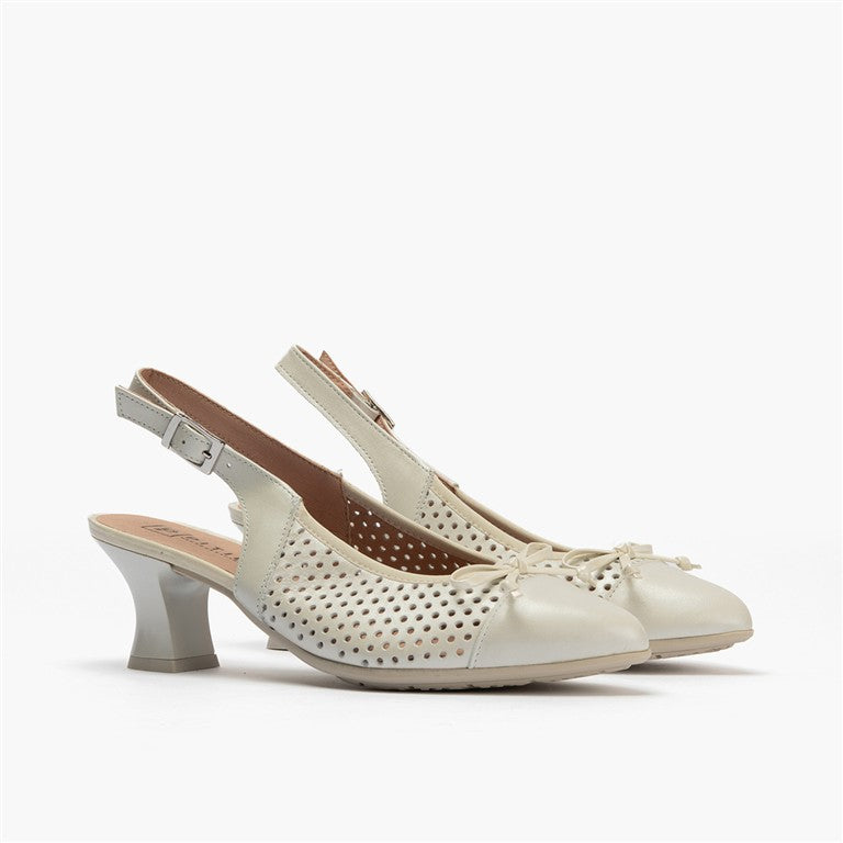 Zapato de salón con tacón medio, punta fina y pulsera Plata
