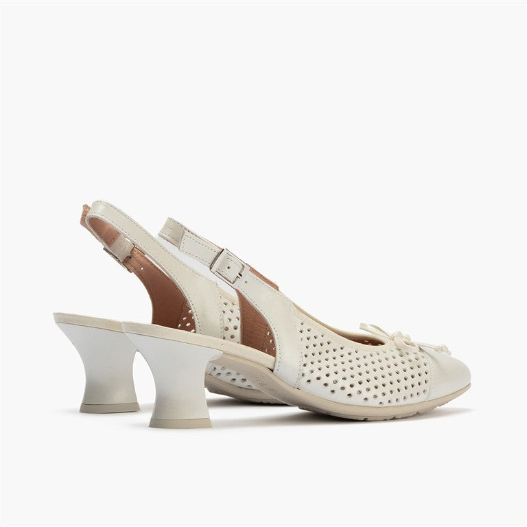 Zapato de salón con tacón medio, punta fina y pulsera Plata