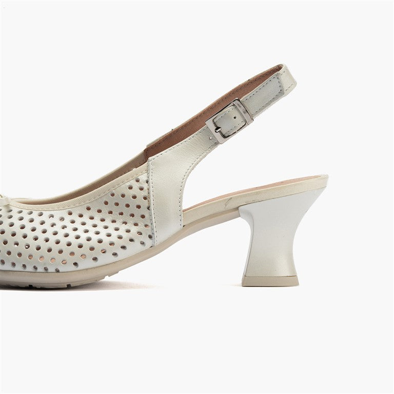 Zapato de salón con tacón medio, punta fina y pulsera Plata