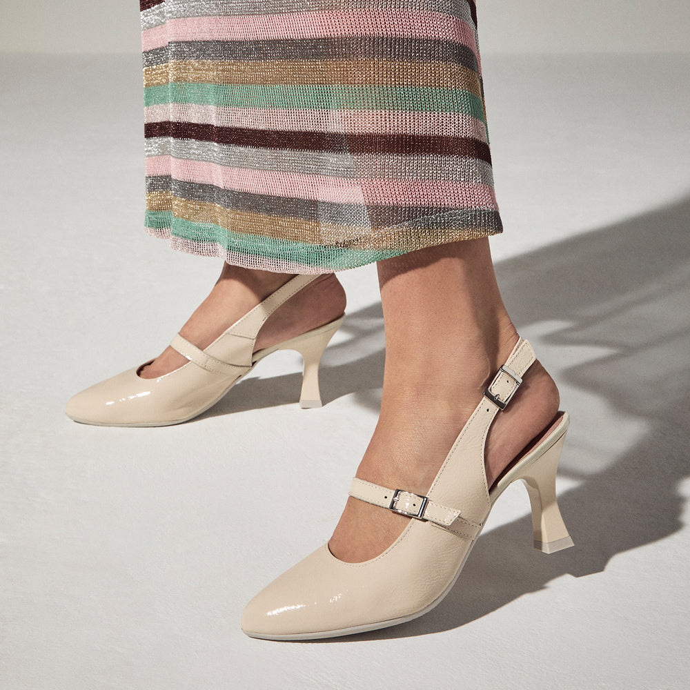 Zapato de salón destalonado con tacón alto, punta fina y pulsera Crema