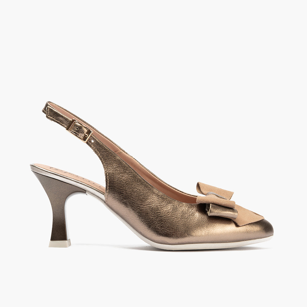 Zapato de salón destalonado con tacón alto, punta fina y detalle de lazo Bronce