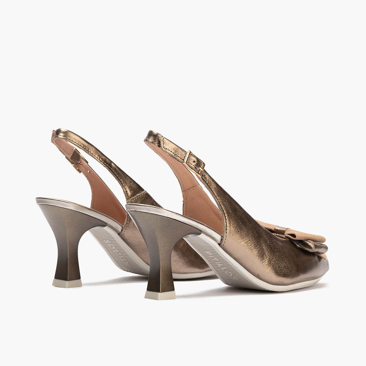 Zapato de salón destalonado con tacón alto, punta fina y detalle de lazo Bronce