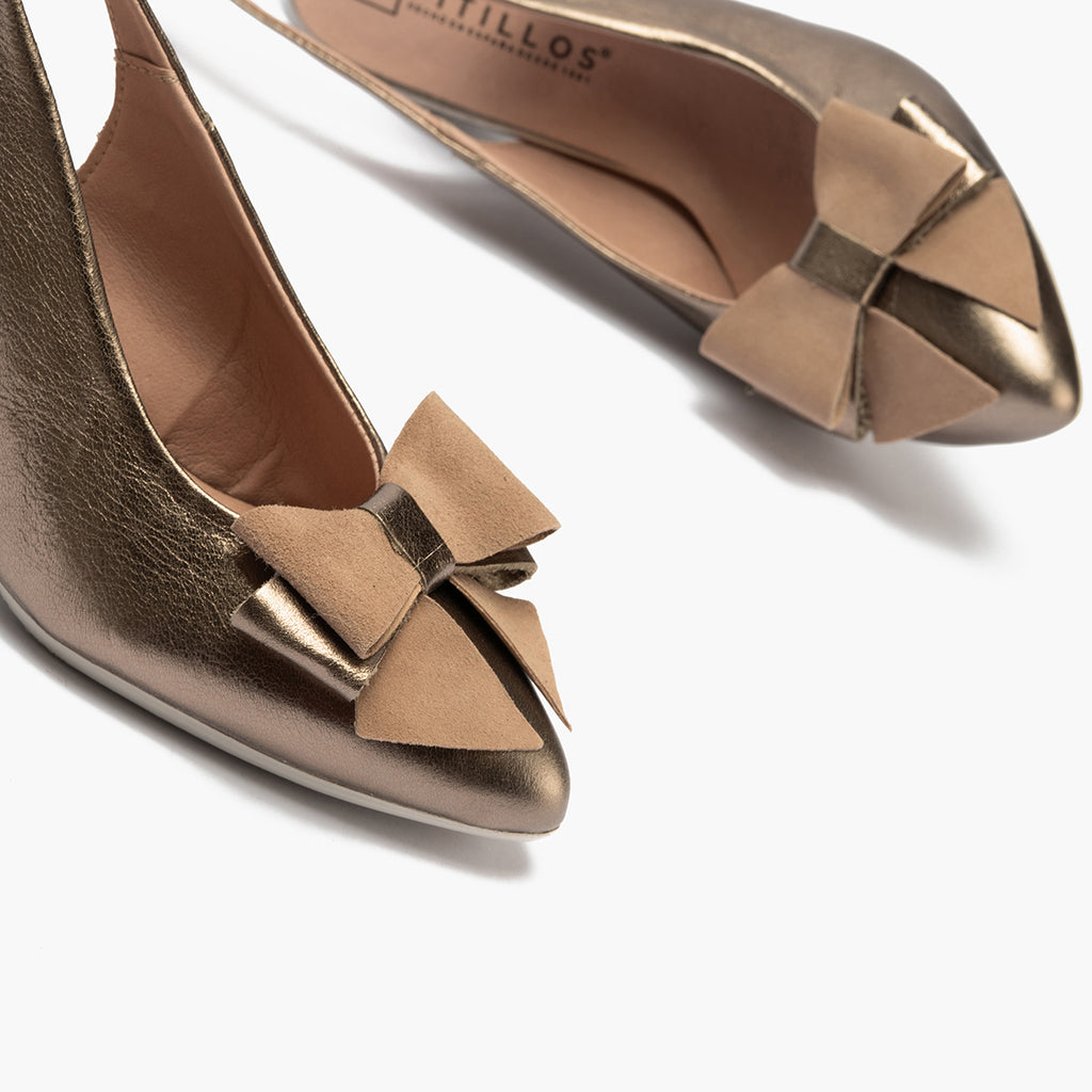Zapato de salón destalonado con tacón alto, punta fina y detalle de lazo Bronce