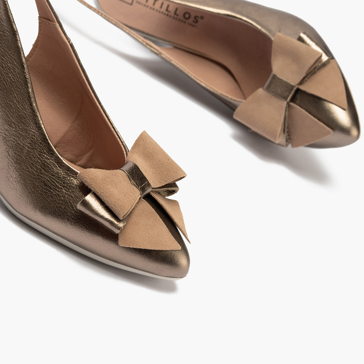 Zapato de salón destalonado con tacón alto, punta fina y detalle de lazo Bronce