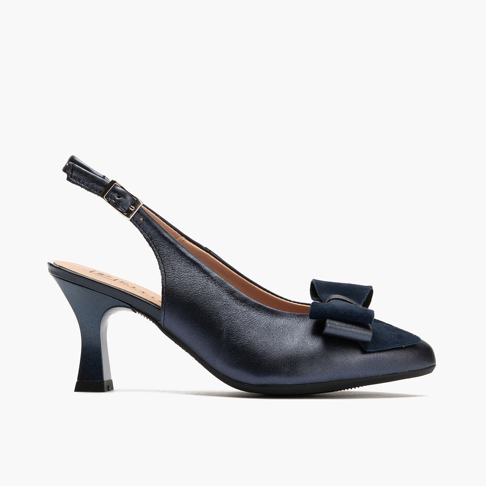 Zapato de salón destalonado con tacón alto, punta fina y detalle de lazo Marino