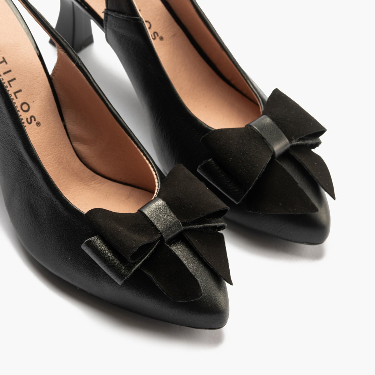 Zapato de salón destalonado con tacón alto, punta fina y detalle de lazo Negro