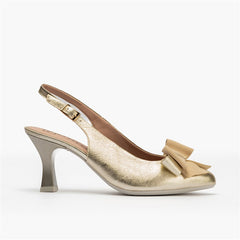 Zapato de salón destalonado con tacón alto, punta fina y detalle de lazo Oro