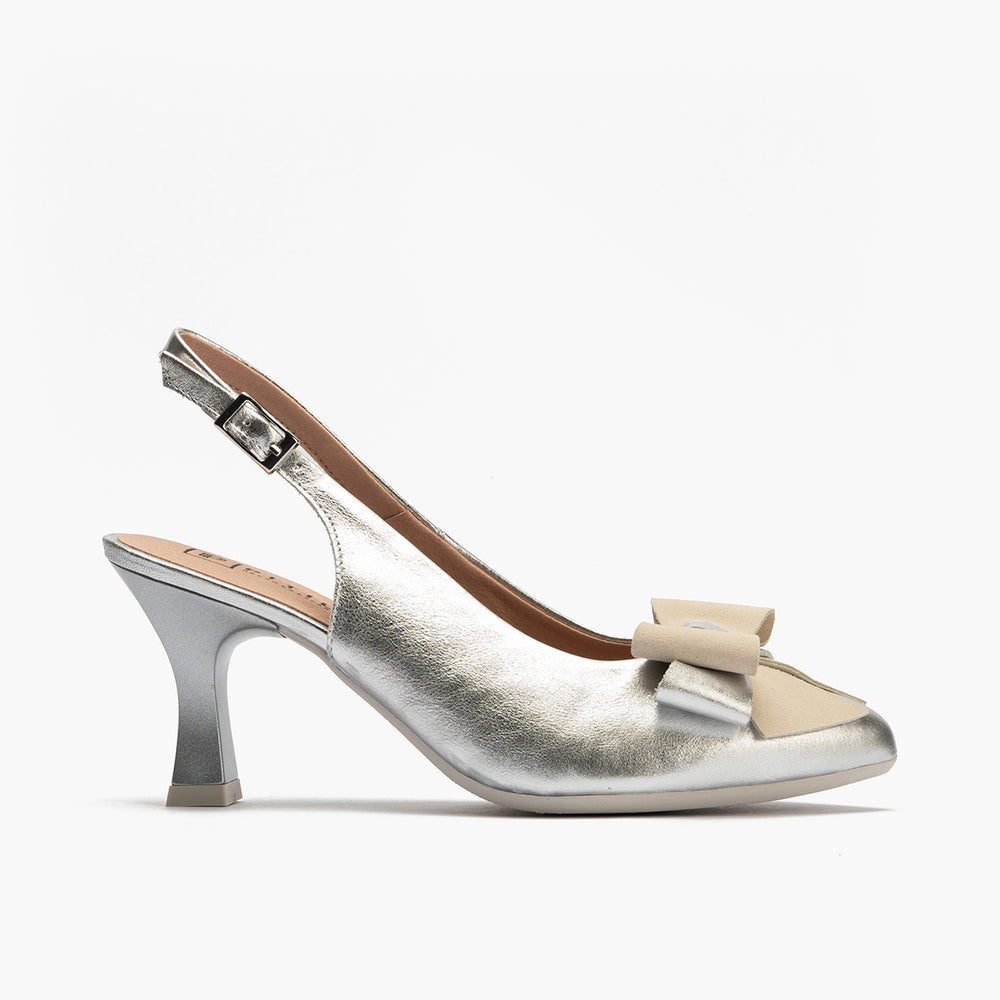 Zapato de salón destalonado con tacón alto, punta fina y detalle de lazo Plata