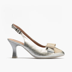 Zapato de salón destalonado con tacón alto, punta fina y detalle de lazo Plata