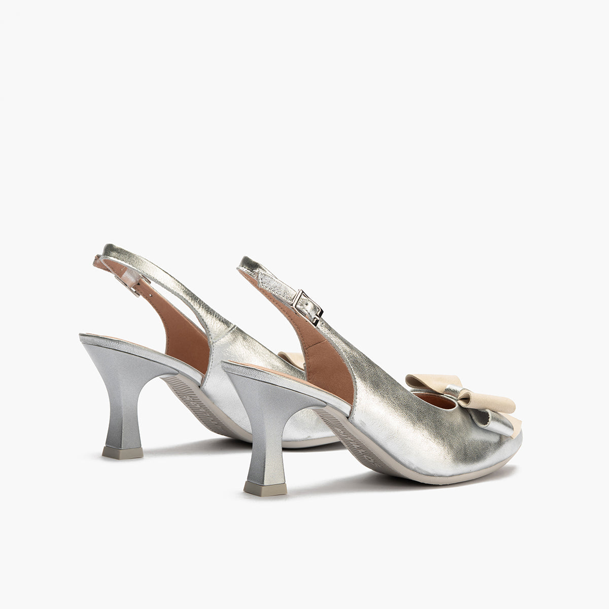 Zapato de salón destalonado con tacón alto, punta fina y detalle de lazo Plata