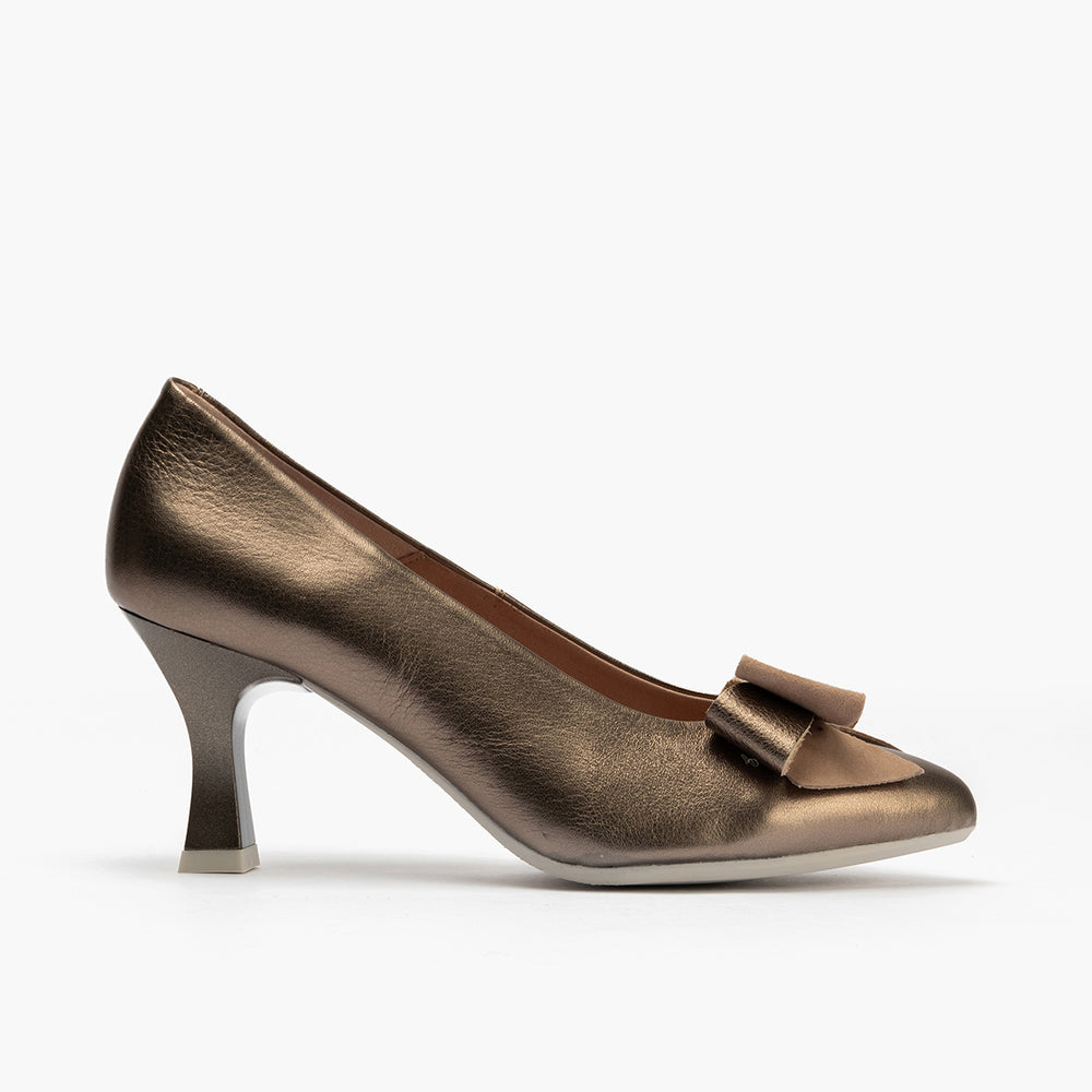 Zapato de salón con tacón alto, punta fina y detalle de lazo Bronce