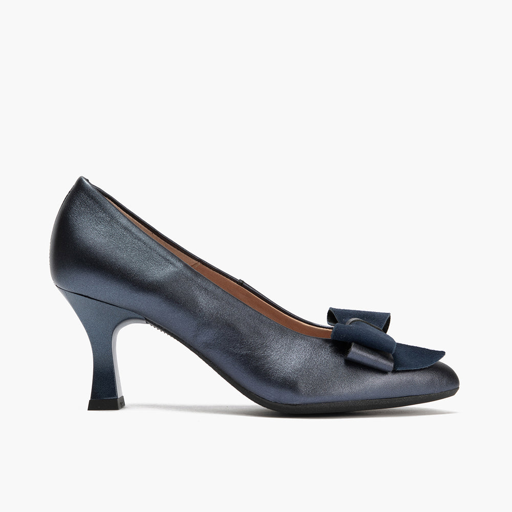 Zapato de salón con tacón alto, punta fina y detalle de lazo Marino
