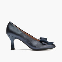 Zapato de salón con tacón alto, punta fina y detalle de lazo Marino