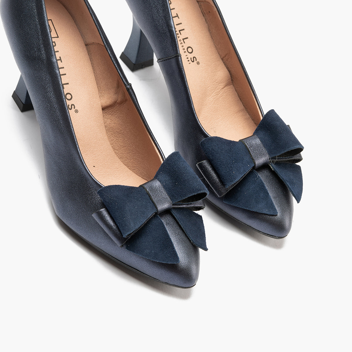 Zapato de salón con tacón alto, punta fina y detalle de lazo Marino