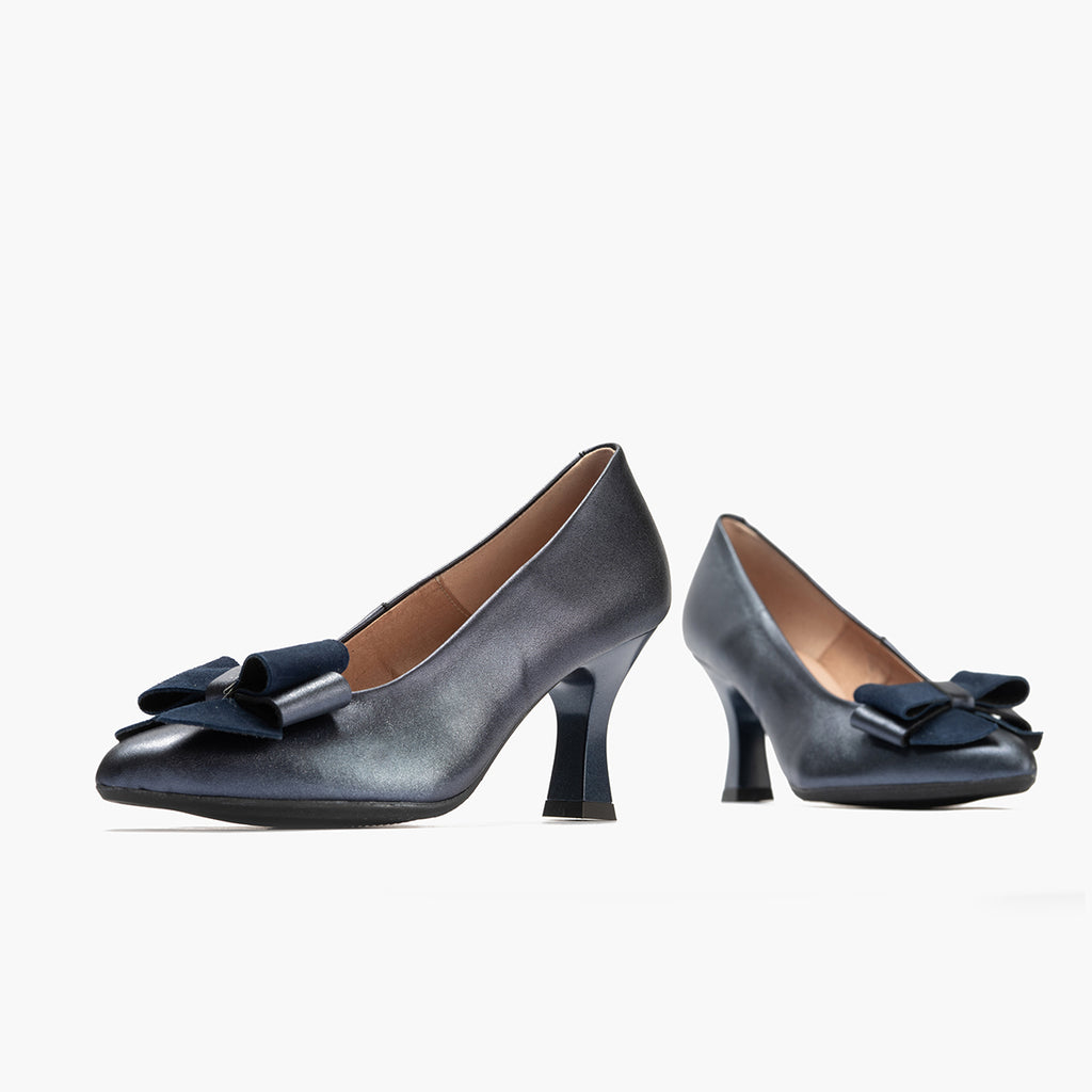 Zapato de salón con tacón alto, punta fina y detalle de lazo Marino