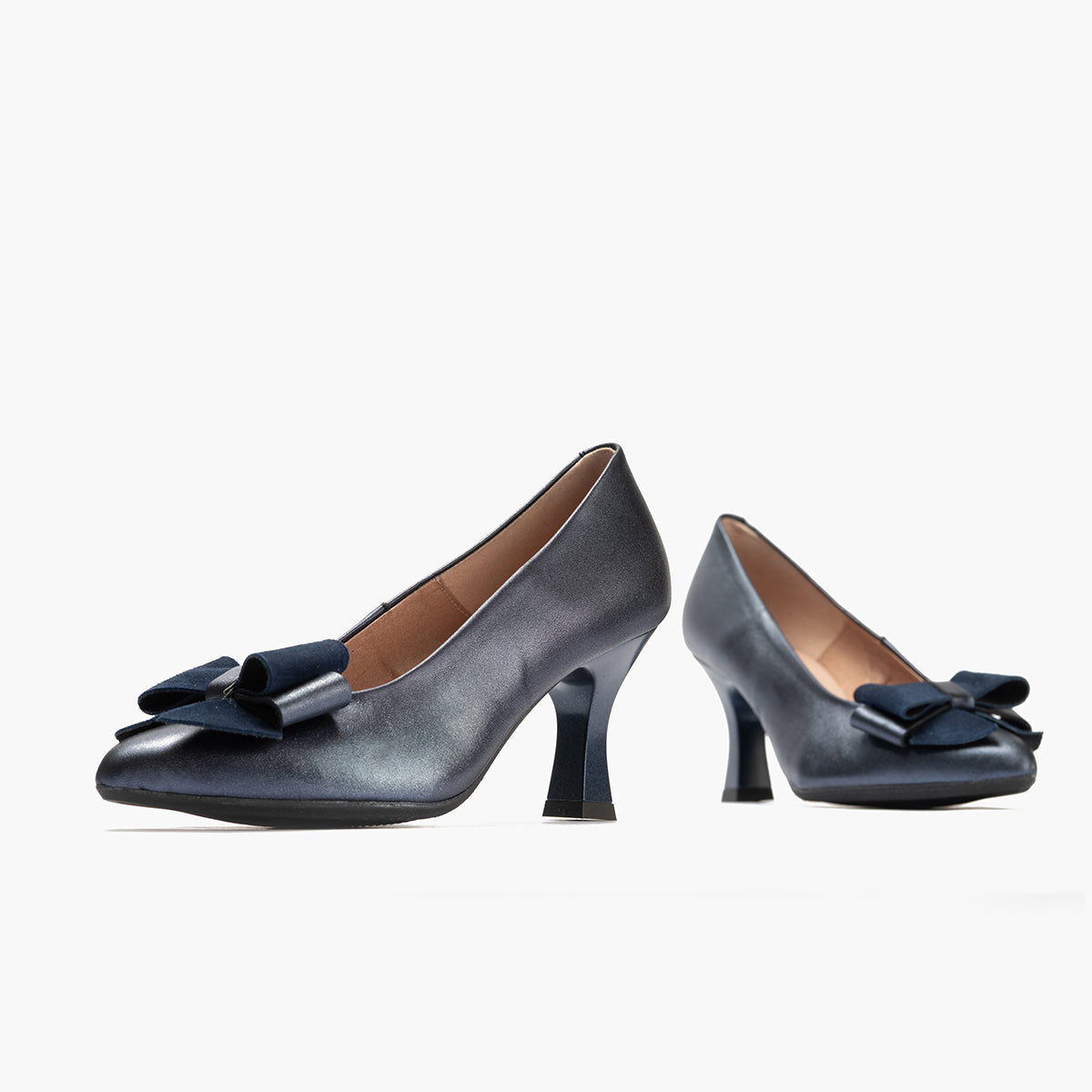 Zapato de salón con tacón alto, punta fina y detalle de lazo Marino