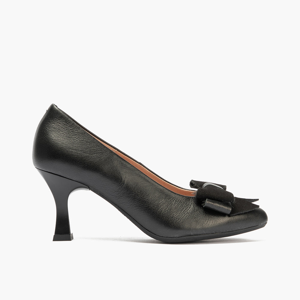 Zapato de salón con tacón alto, punta fina y detalle de lazo Negro