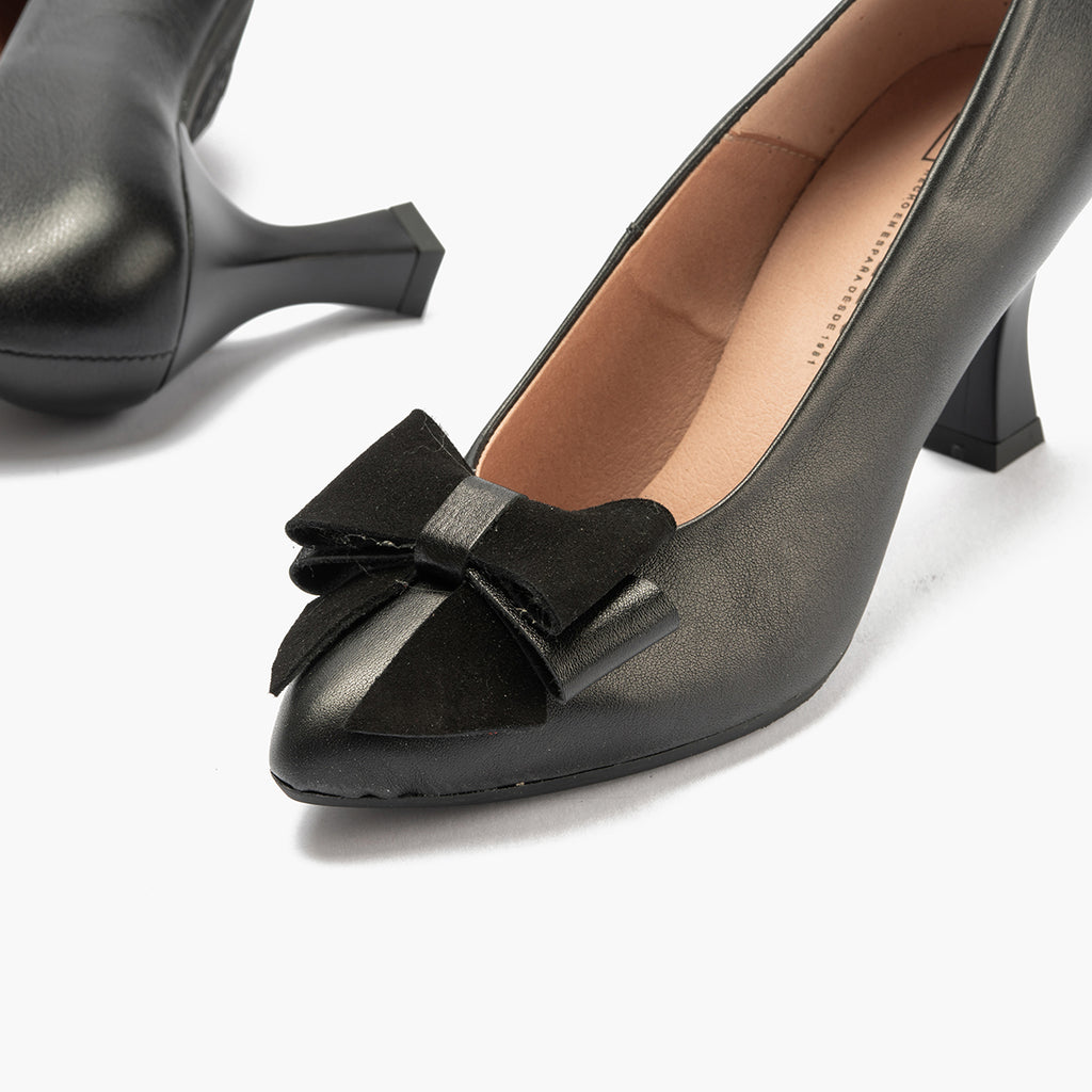 Zapato de salón con tacón alto, punta fina y detalle de lazo Negro