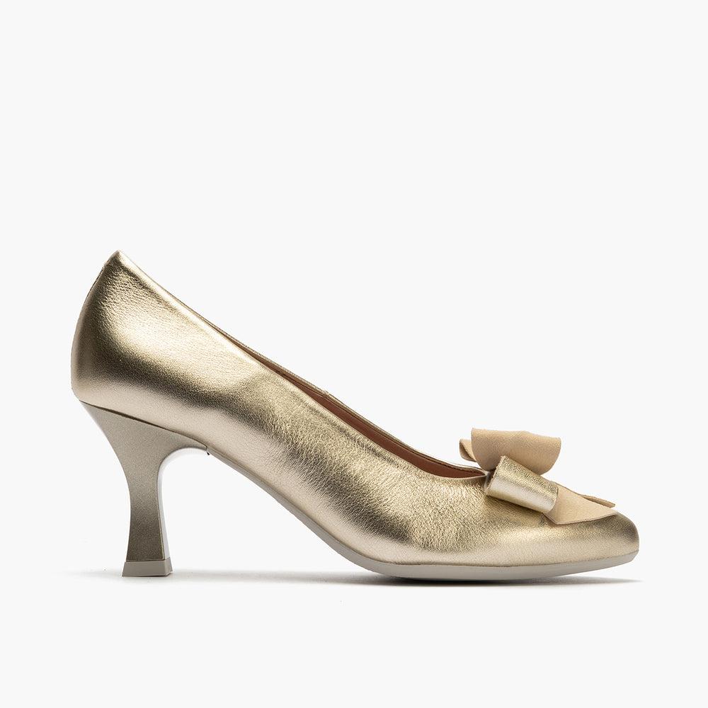 Zapato de salón con tacón alto, punta fina y detalle de lazo Oro