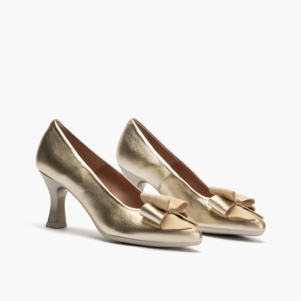 Zapato de salón con tacón alto, punta fina y detalle de lazo Oro