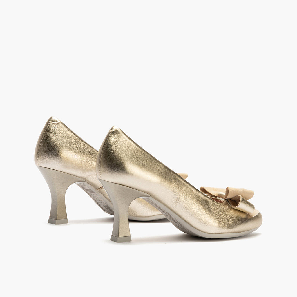 Zapato de salón con tacón alto, punta fina y detalle de lazo Oro
