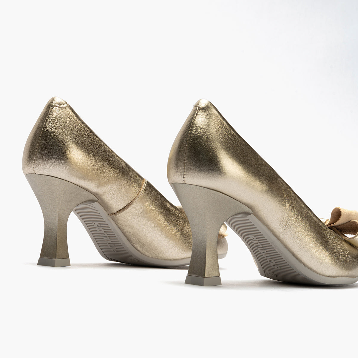 Zapato de salón con tacón alto, punta fina y detalle de lazo Oro
