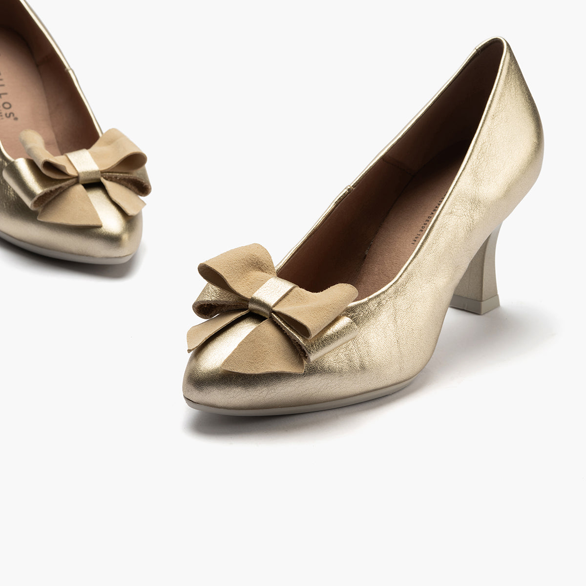 Zapato de salón con tacón alto, punta fina y detalle de lazo Oro