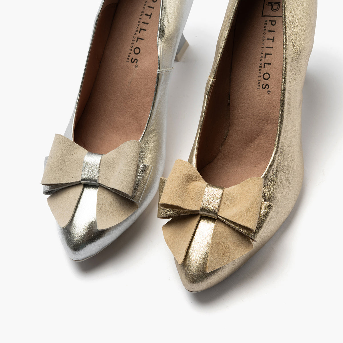 Zapato de salón con tacón alto, punta fina y detalle de lazo Plata