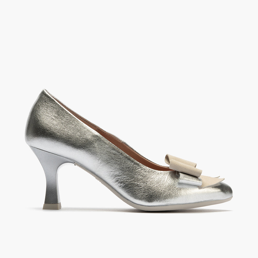 Zapato de salón con tacón alto, punta fina y detalle de lazo Plata