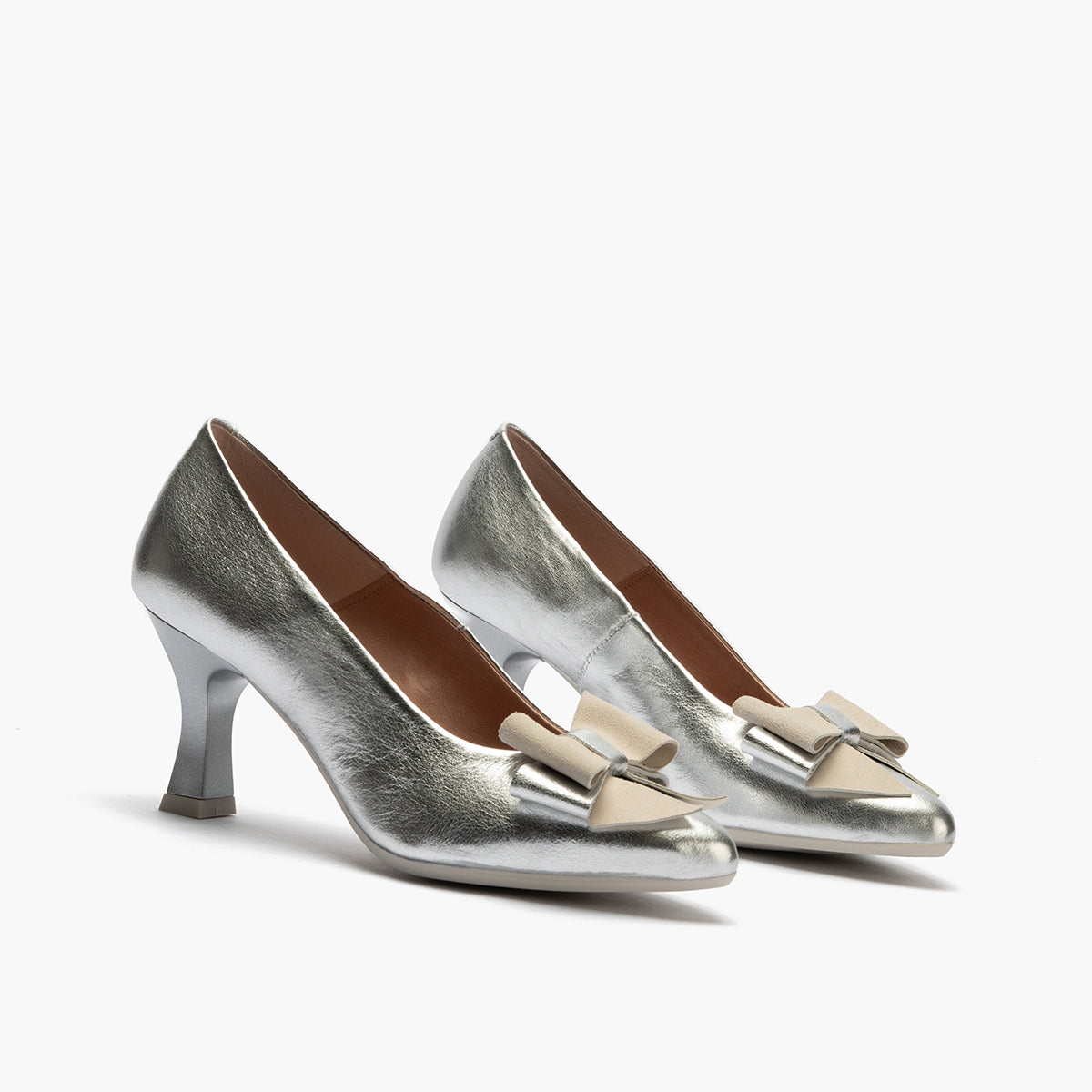 Zapato de salón con tacón alto, punta fina y detalle de lazo Plata