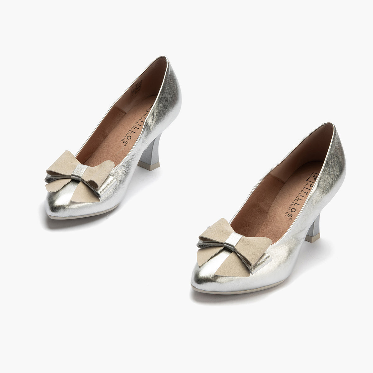 Zapato de salón con tacón alto, punta fina y detalle de lazo Plata
