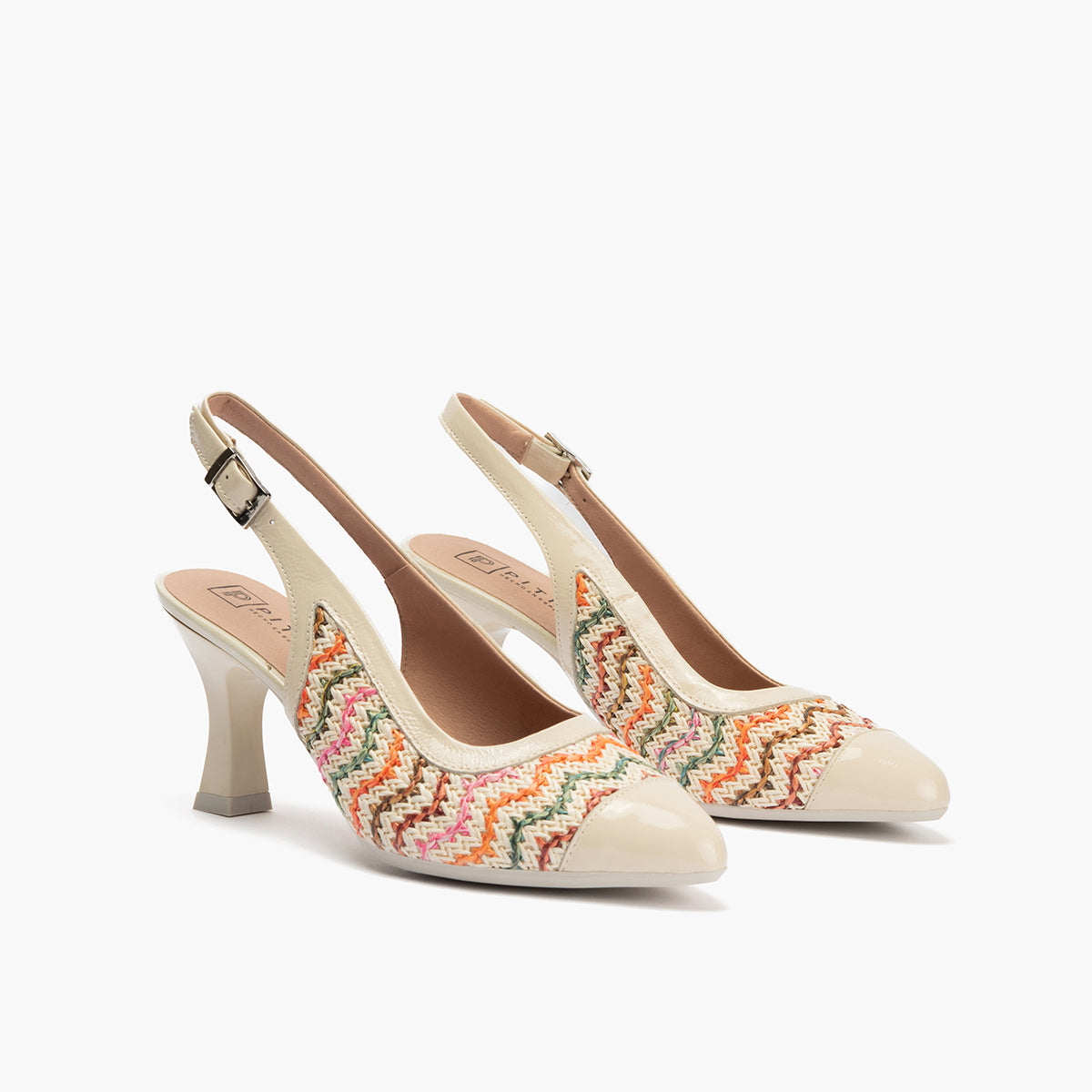 Zapato destalonado con tacón alto, punta fina y piel charol y rafia Crema