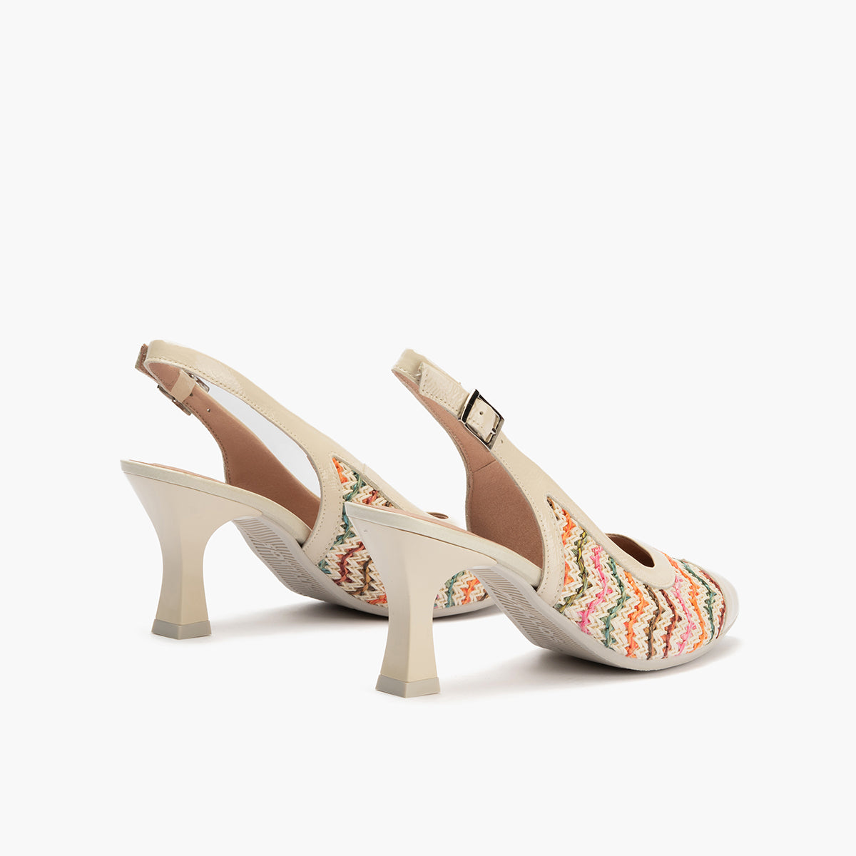 Zapato destalonado con tacón alto, punta fina y piel charol y rafia Crema